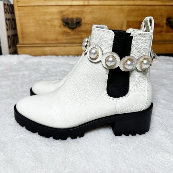 NWOB Karl Lagerfeld Paris Portia Lug Sole Chelsea Ankle Boots Bone Women’s 8 - Picture 2 of 13